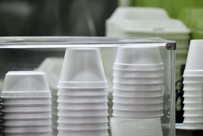 即棄塑膠餐具使用量受到關注。資料圖片