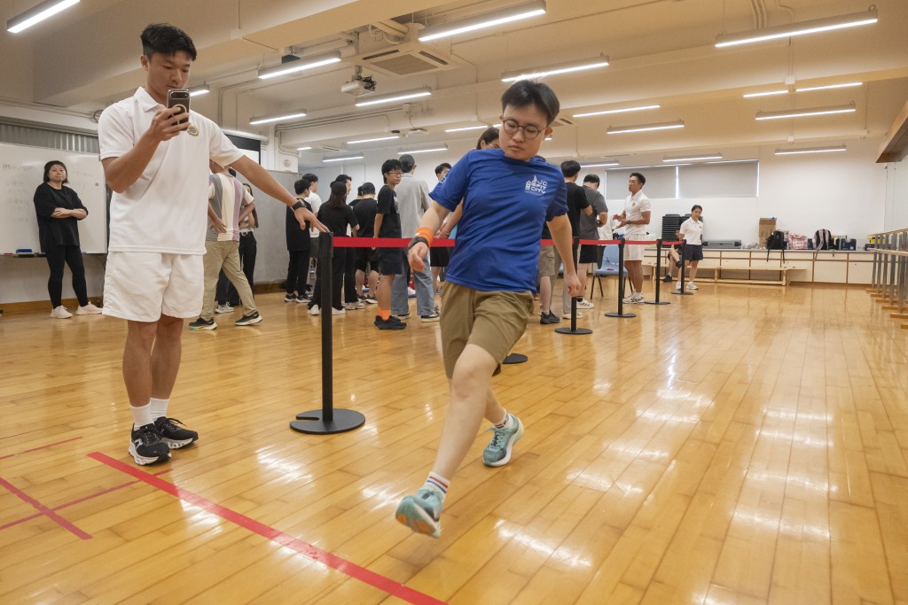 惩教署人员为香港专业进修学校学生举行模拟体能测验，并教导学生如何应考穿梭跑项目。