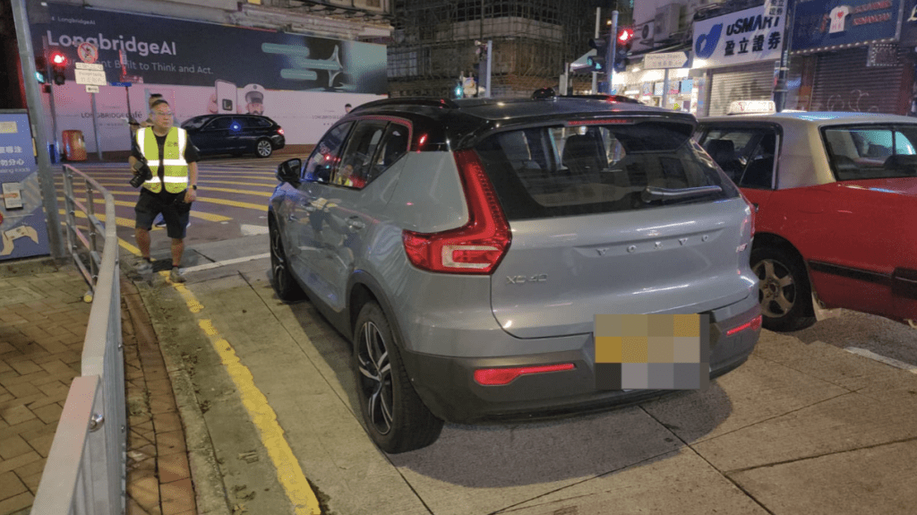 Volvo私家車掛有粵港兩地車牌。黎志偉攝 Volvo私家車掛有粵港兩地車牌。黎志偉攝