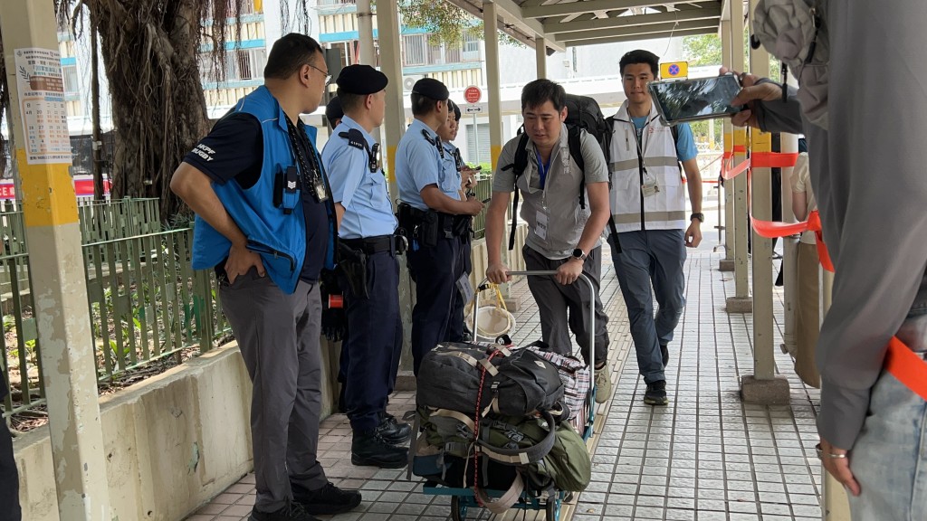 有關愛隊員協助居民上樓執拾物資。蔡楚輝攝 有關愛隊員協助居民上樓執拾物資。蔡楚輝攝