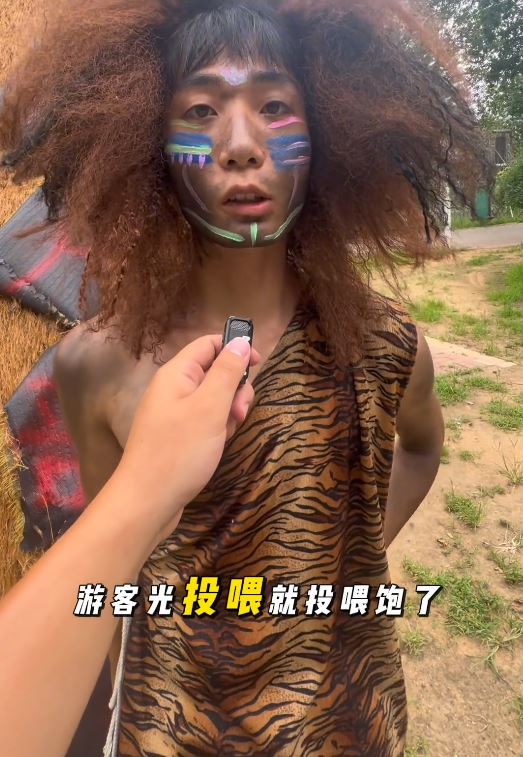 「野人」要幽默活潑體力好，要爬樹玩水鑽木取火和遊客互動。抖音＠集發野人部落