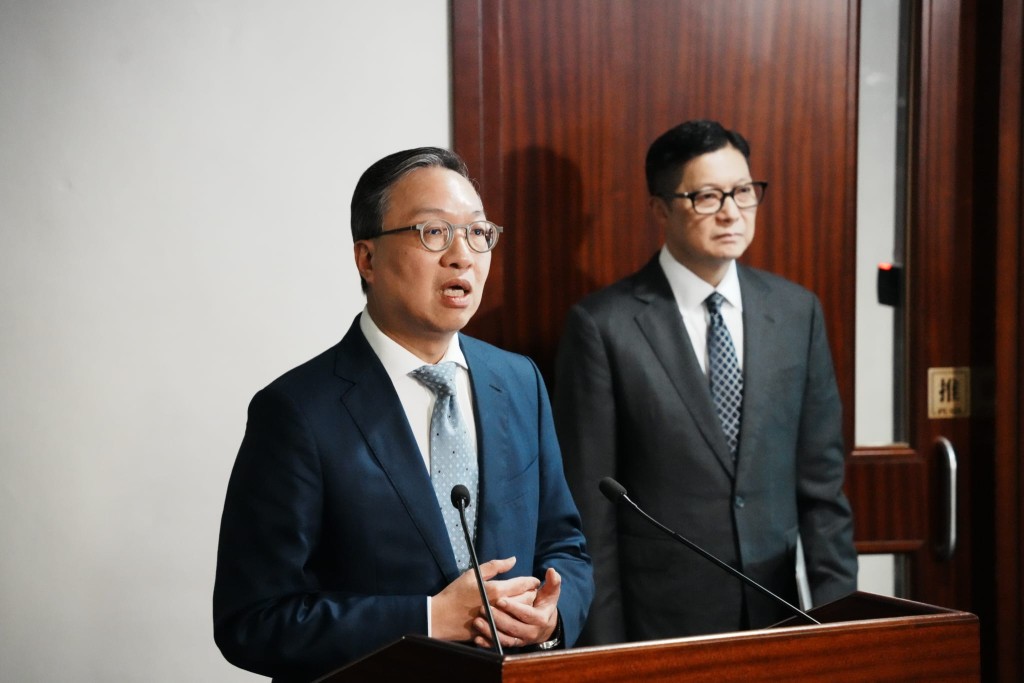 林定國、鄧炳強會後見傳媒。 林定國、鄧炳強會後見傳媒。