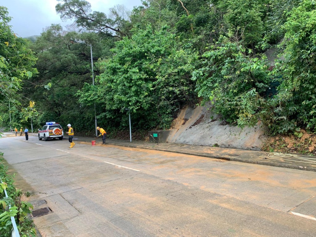 嶼南道受山泥傾瀉影響的路段可以恢復全線行車。土力場FB圖片