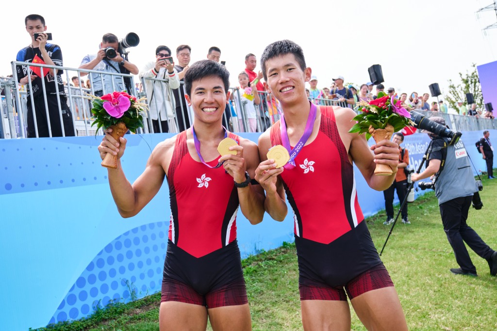 港将林新栋/王玮骏在杭州亚运摘走男子双人单桨艇金牌 。港协暨奥委会图片