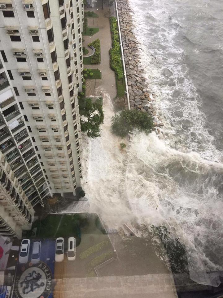 杏花邨巨浪湧上街道。網上圖片