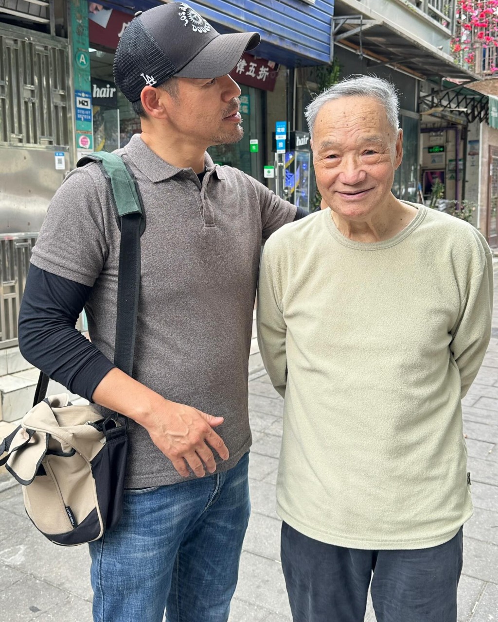 徐荣曾分享与爸爸的合照。  ​