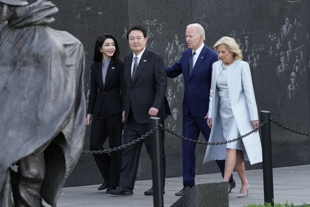 尹錫悅與夫人金建希在拜登伉儷陪同下，在華盛頓的韓戰紀念碑致送花圈和鞠躬致意。AP