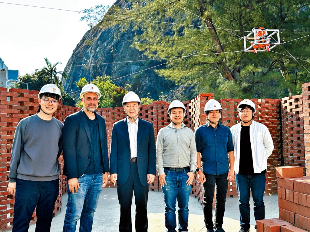 劉達銘(右三)期望,機械人(右上角)能協助業界建造富藝術感的建築。旁為機械與自動化工程學系研究講座教授任揚(左三)及建築學院高級講師Adam Fingrut(左二)。