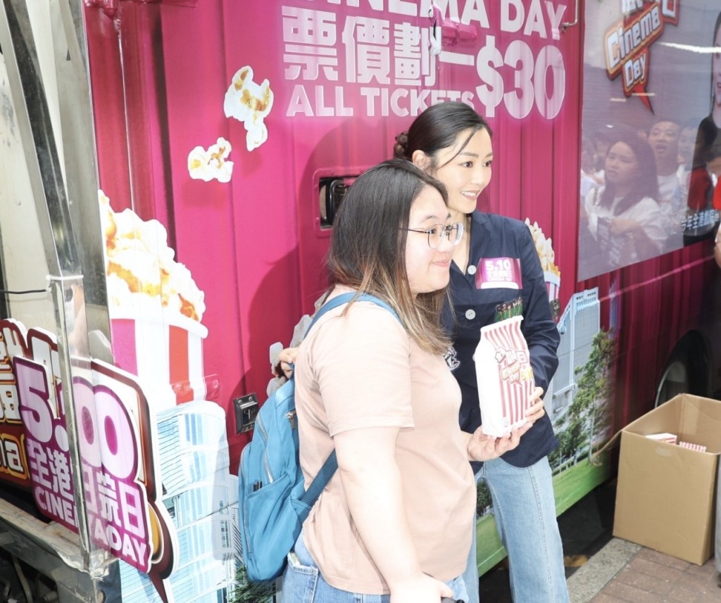 途人爭相與新科影后合照。 途人爭相與新科影后合照。