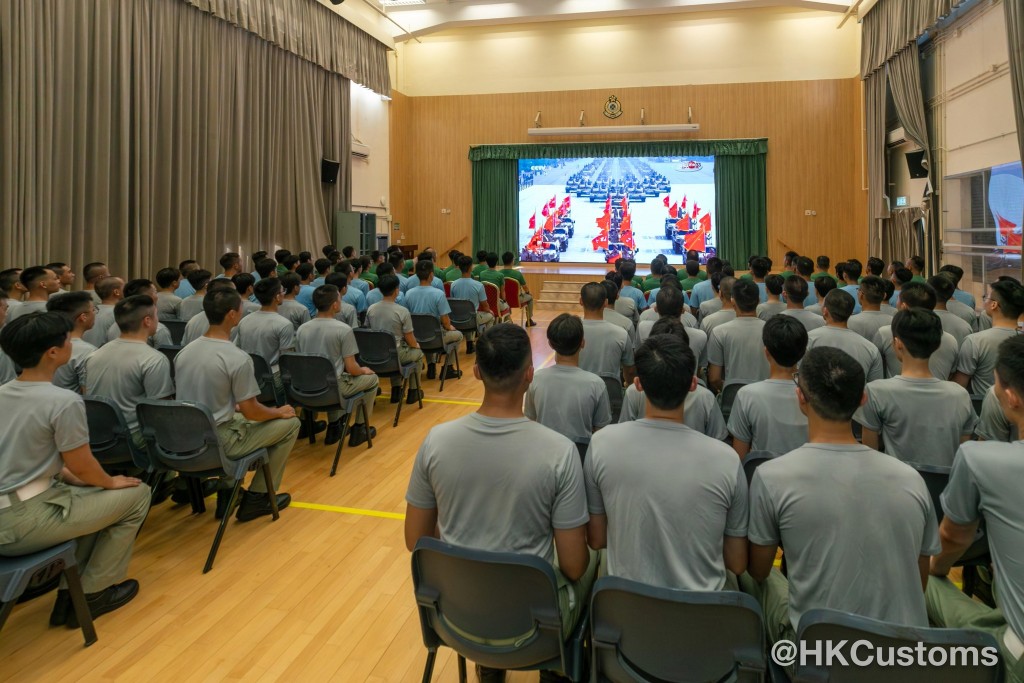 海關學院教職員及學員觀看閱兵儀式電視直播。 海關學院教職員及學員觀看閱兵儀式電視直播。