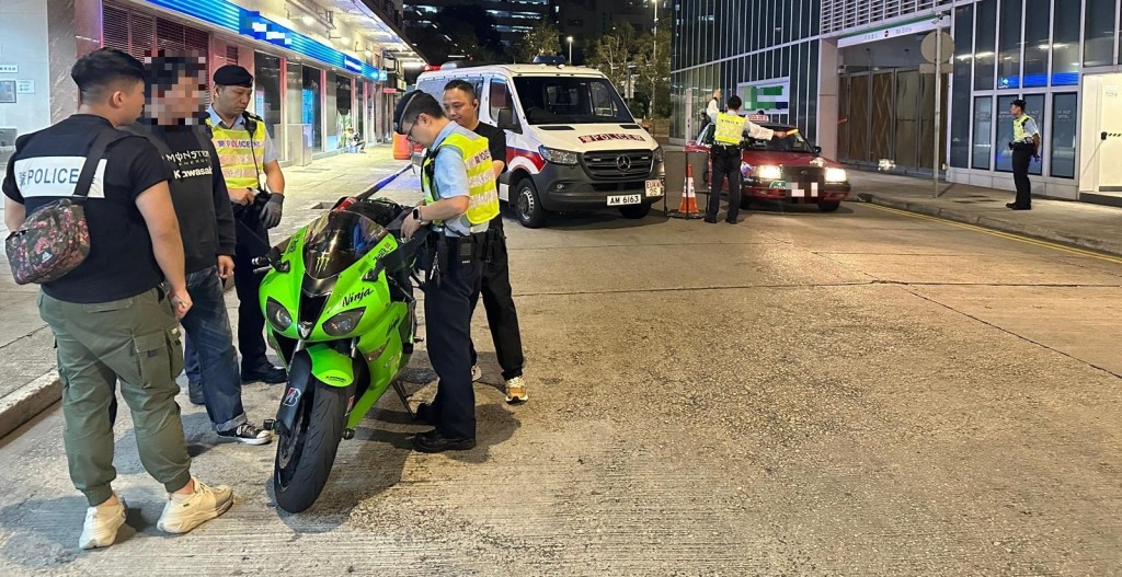 警方在萬聖節期間於西九龍區內娛樂場所重點打擊青少年濫藥及涉及與車輛使用有關的罪案。警方圖片 警方在萬聖節期間於西九龍區內娛樂場所重點打擊青少年濫藥及涉及與車輛使用有關的罪案。警方圖片