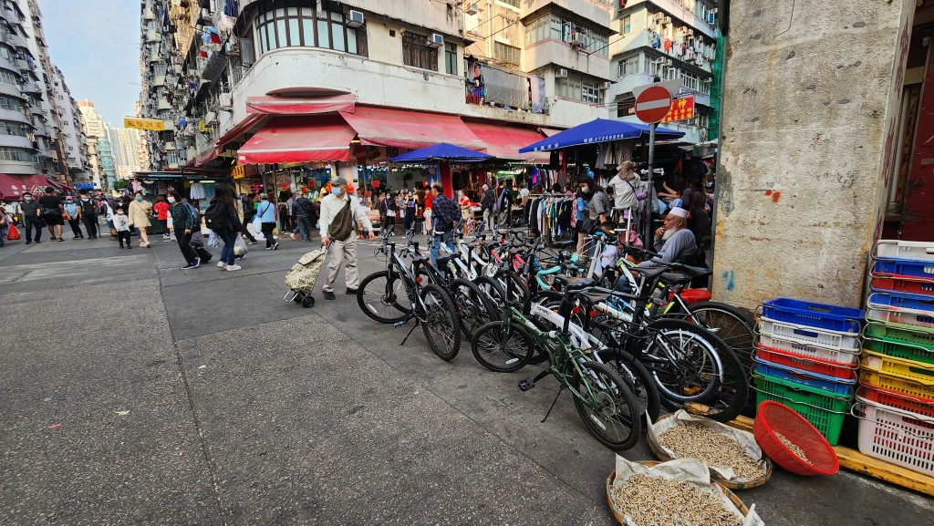 每逢下午時份，北河街與大南街一帶便有人在街上擺地攤，推出一堆單車發售。(黃文威攝)