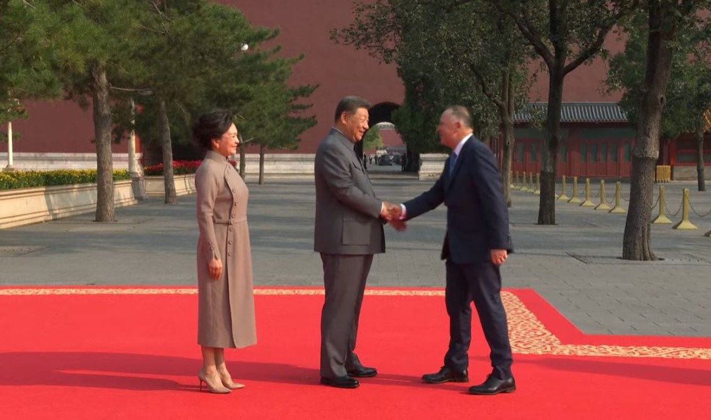習近平和夫人彭麗媛在端門外廣場迎接出席大會的外方代表。 央視截圖 習近平和夫人彭麗媛在端門外廣場迎接出席大會的外方代表。 央視截圖