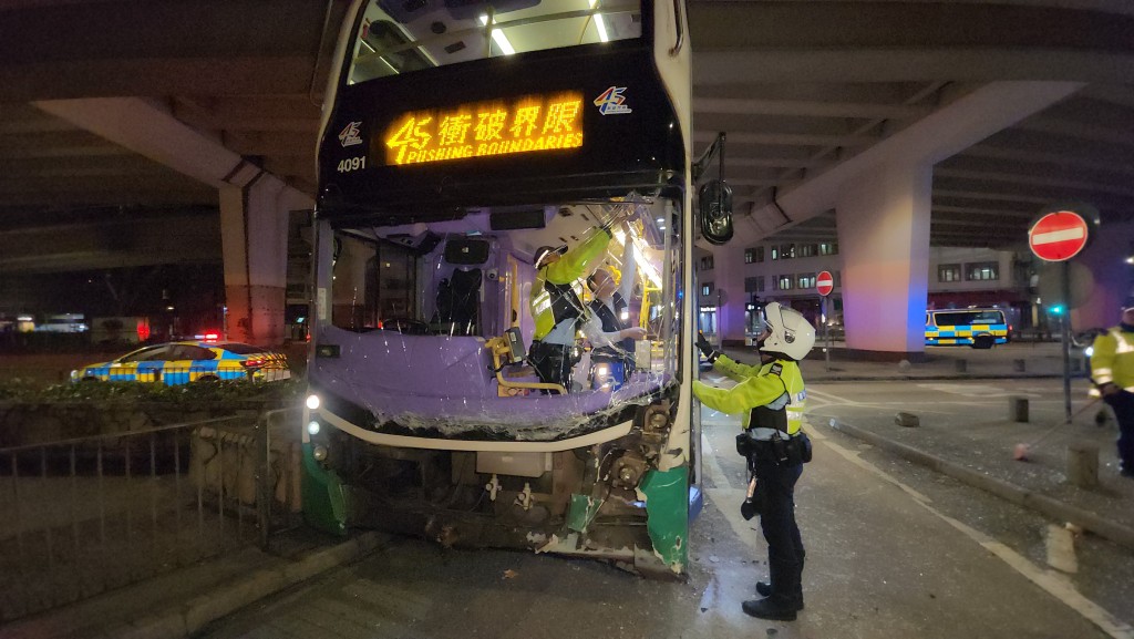 巴士車頭受損。黎志偉攝