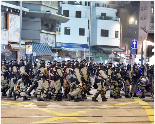高院頒下臨時禁令，禁止任何人非法地及故意地，針對警務人員或及家屬作出包括「起底」。