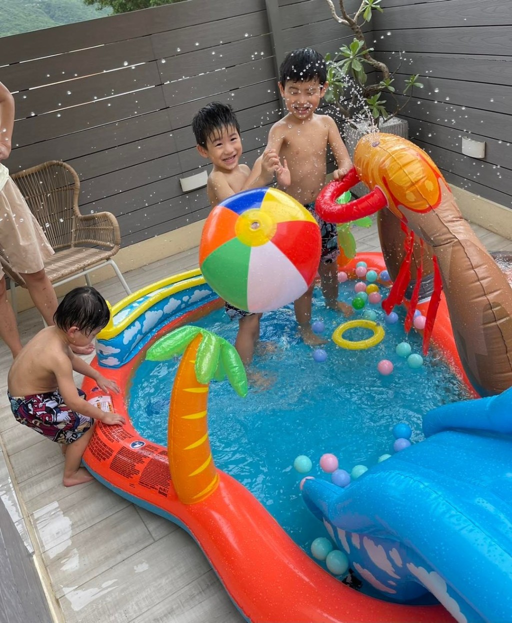 三个孩子经常当屋企是游乐场。