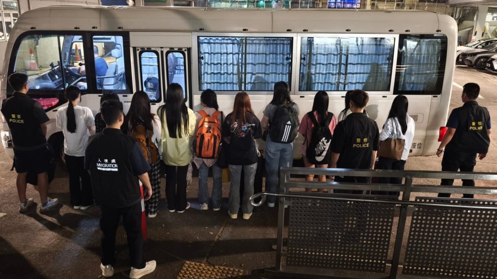 警夥入境處打擊旺角黑工 拘14內地女最細17歲。警方圖片