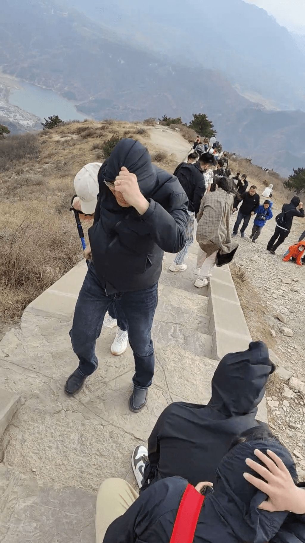 大同恆山景區遭遇極端大風天氣,遊客被吹得走不動道。 大同恆山景區遭遇極端大風天氣,遊客被吹得走不動道。
