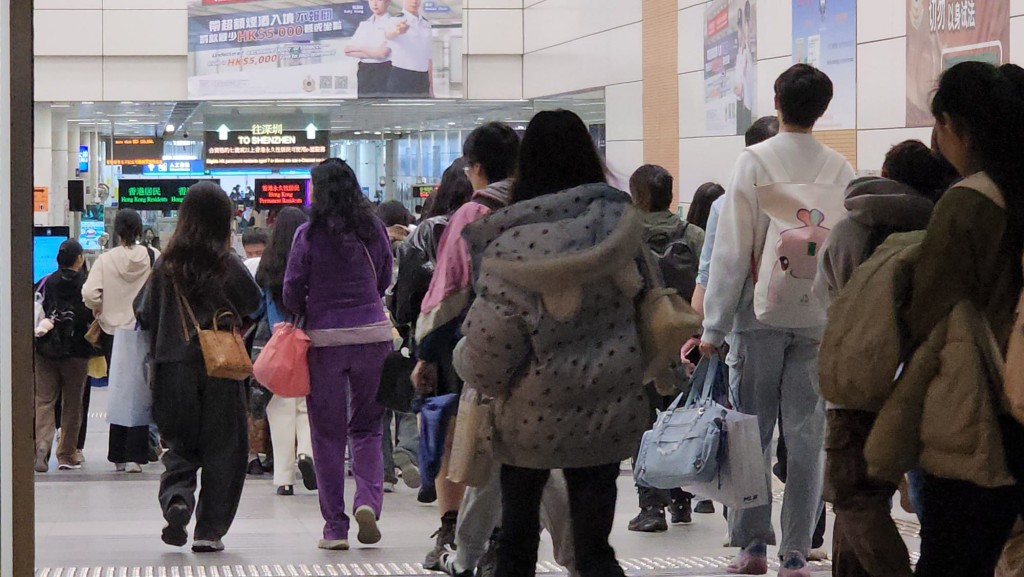 元旦凌晨二時過後，深圳灣口岸人流漸達高峰。黎志偉攝