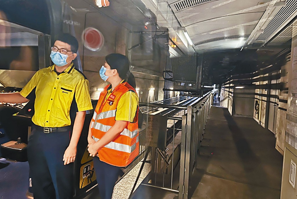 屯門兆康站信號故障，港鐵職員在場協助乘客。
