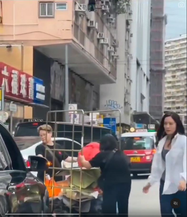 唐詩詠幫忙後急急離開。 唐詩詠幫忙後急急離開。