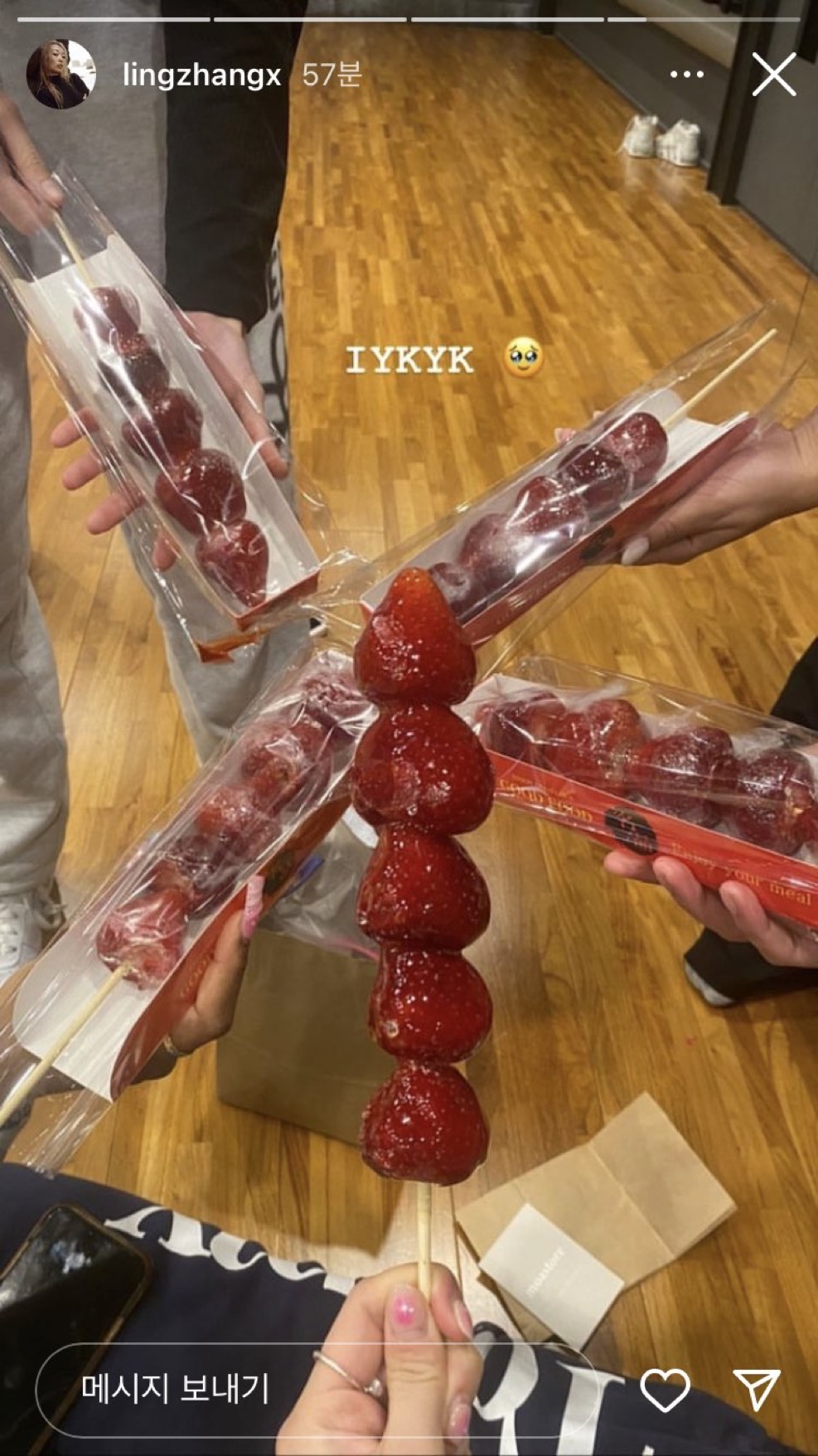 南韓掀起糖葫蘆熱，許多人趕熱潮一起吃，例牌「相機食先」。 Instagram