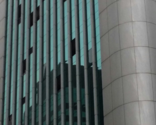 中環恒生銀行總行的玻璃幕牆破裂。