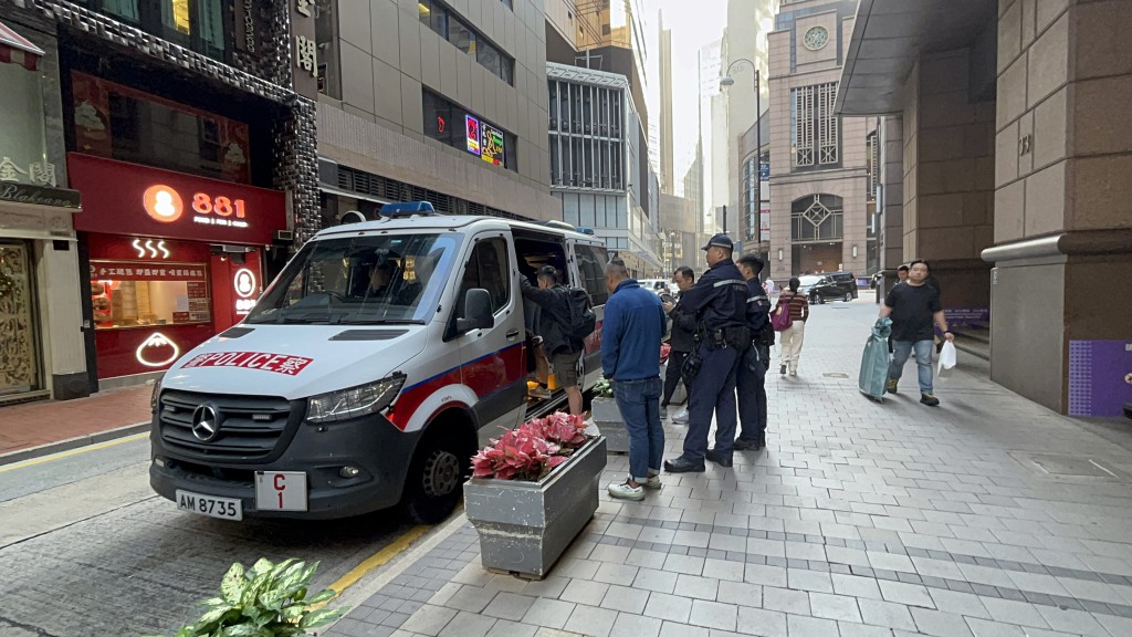 警方在場深入調查。楊偉亨攝 警方在場深入調查。楊偉亨攝