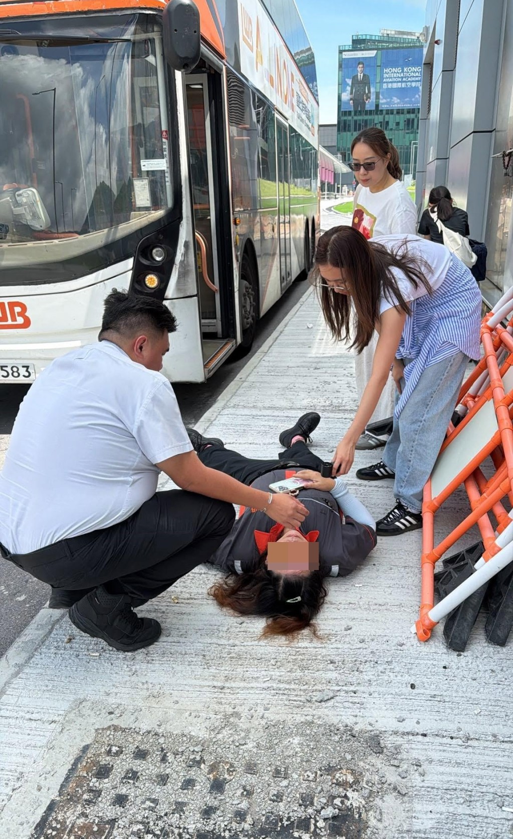 巴士女車長暈倒,獲送院治理。fb巴士的事討論區圖片 巴士女車長暈倒,獲送院治理。fb巴士的事討論區圖片