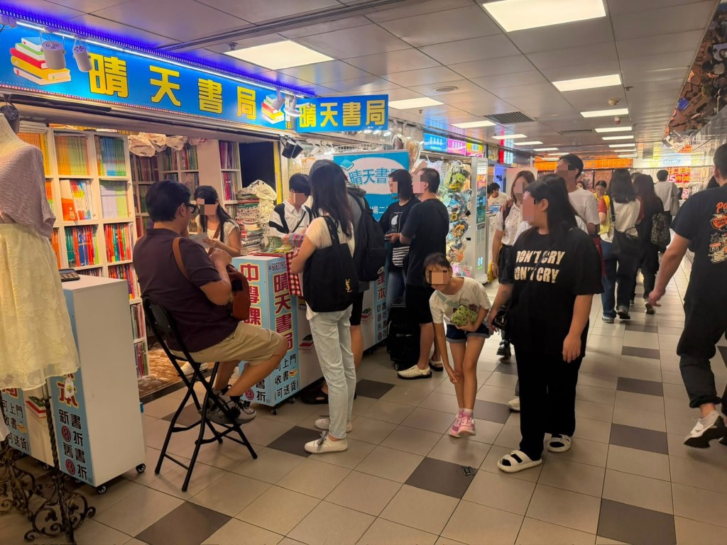 靠近葵廣2樓扶手電梯的二手書店。 靠近葵廣2樓扶手電梯的二手書店。