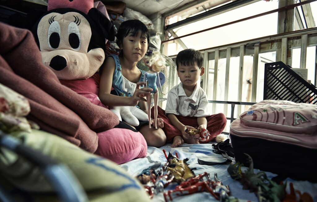 社協推算本港約有5萬名兒童居住在劏房單位內，生活條件並不充裕。(社協提供)