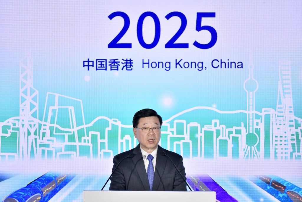 李家超指，香港與深圳正合作推進兩個跨境鐵路項目，有關項目將於10年內實現兩地的地鐵網絡無縫對接。
