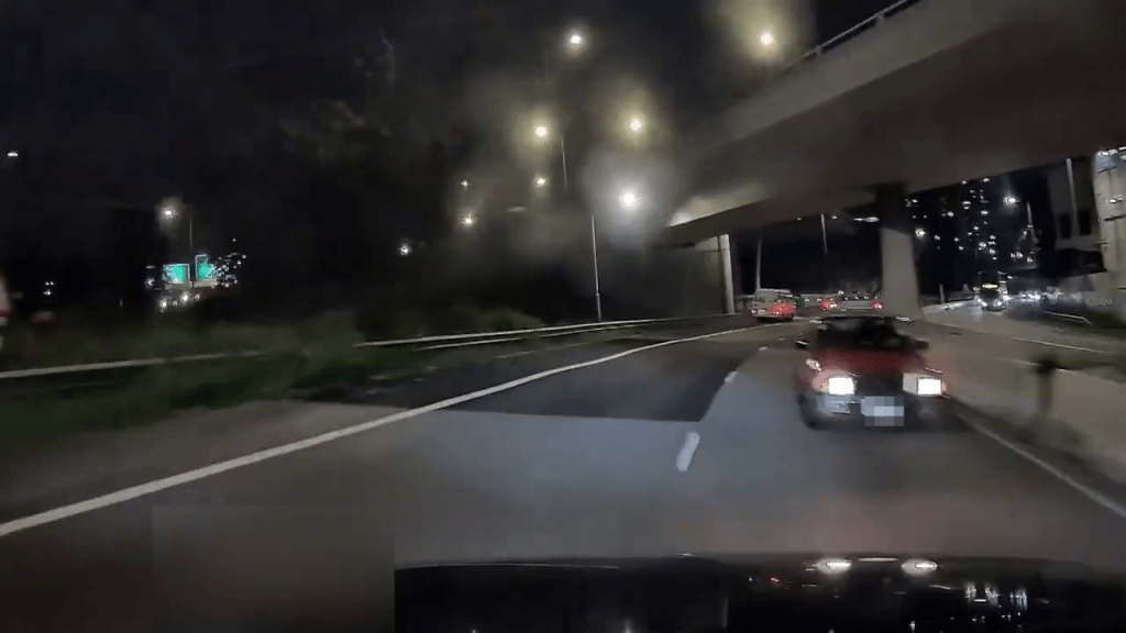 有車輛驚險躲避逆線的士。 有車輛驚險躲避逆線的士。
