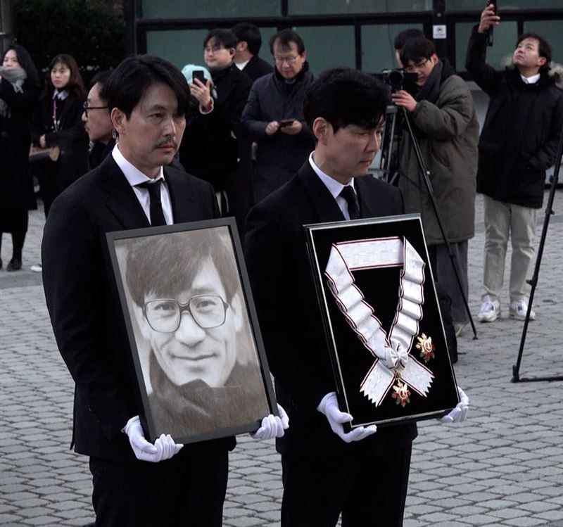 鄭雨盛一臉憔悴，他亦有份致悼詞。