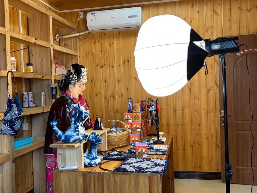當地婦女靠著「貴州村超」熱潮，利用直播平台賣工藝品以增加收入。劉克剛攝