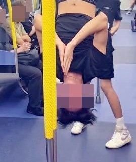 再有港鐵乘客在車內做出奇怪行為, 一名短褲男子在行車期間倒掛車廂, 沿途合十隨車速搖晃,期間滿臉通紅 。對於眼前的高難度動作,同卡乘客 的神反應更令網民深思。Threads截圖 再有港鐵乘客在車內做出奇怪行為, 一名短褲男子在行車期間倒掛車廂, 沿途合十隨車速搖晃,期間滿臉通紅 。對於眼前的高難度動作,同卡乘客 的神反應更令網民深思。Threads截圖