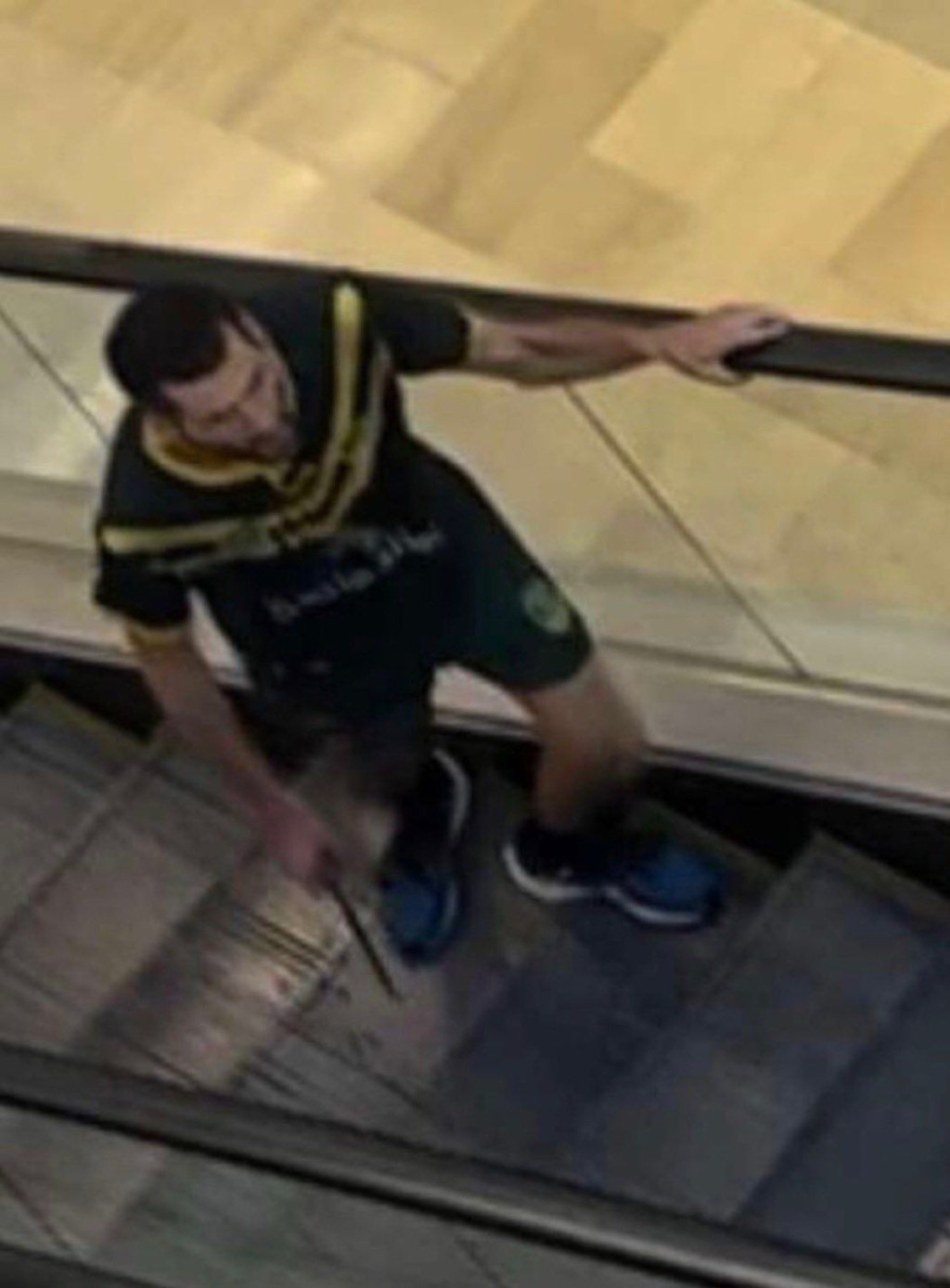 凶手在购物中心内持刀在扶手电梯上奔跑。