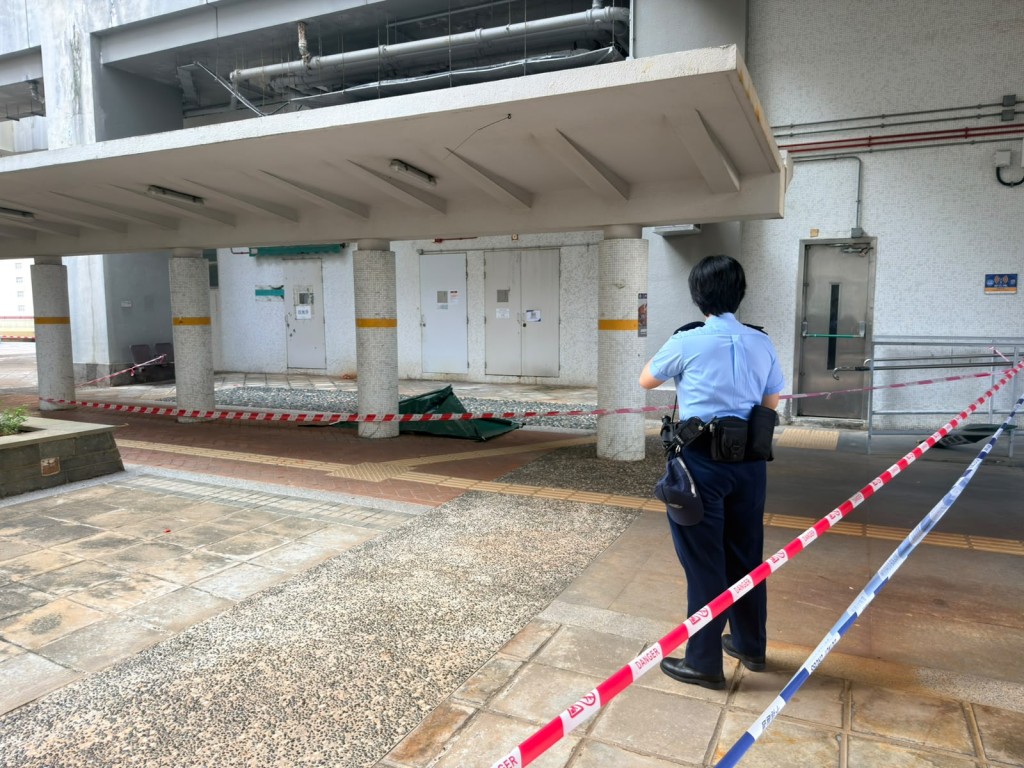 大批警員已封鎖昭善樓現場進行搜證及調查,正全力釐清兩宗案件的確切起因以及兩名男子之間的關係。蔡楚輝攝 大批警員已封鎖昭善樓現場進行搜證及調查,正全力釐清兩宗案件的確切起因以及兩名男子之間的關係。蔡楚輝攝