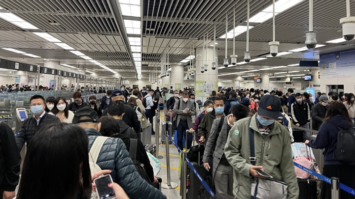 三個陸路口岸今日有13078人次出境,入境則有7017人次。資料圖片