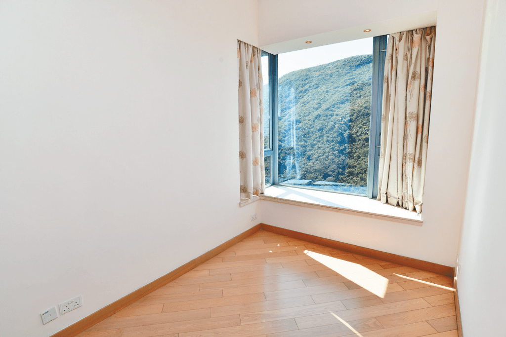 房間配有曲尺形窗戶，可引景入室。
