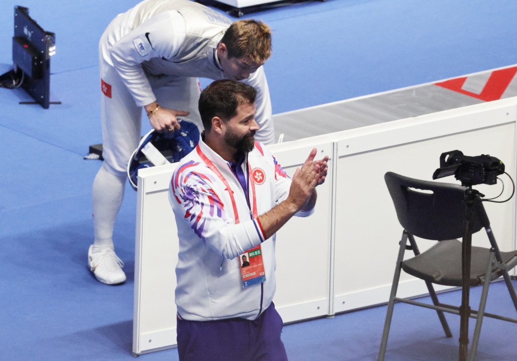 張家朗晉級男子花劍32強淘汰安徽曹博。徐嘉華攝 張家朗晉級男子花劍32強淘汰安徽曹博。徐嘉華攝