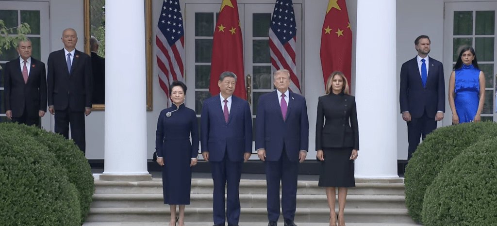 中美两国元首夫妇在白宫玫瑰园共同检阅仪仗队。白宫影片截图 中美两国元首夫妇在白宫玫瑰园共同检阅仪仗队。白宫影片截图