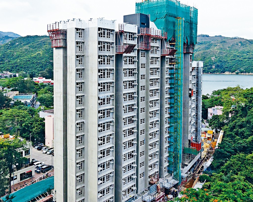銀蔚苑向山坡一面,建有阻隔泥石的屏障牆,業主須自費進行保養。