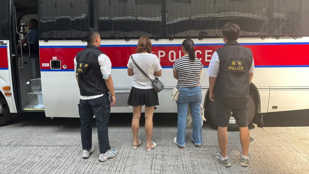 警油麻地站外掃黃拘兩女子 續區內加強巡邏。警方圖片