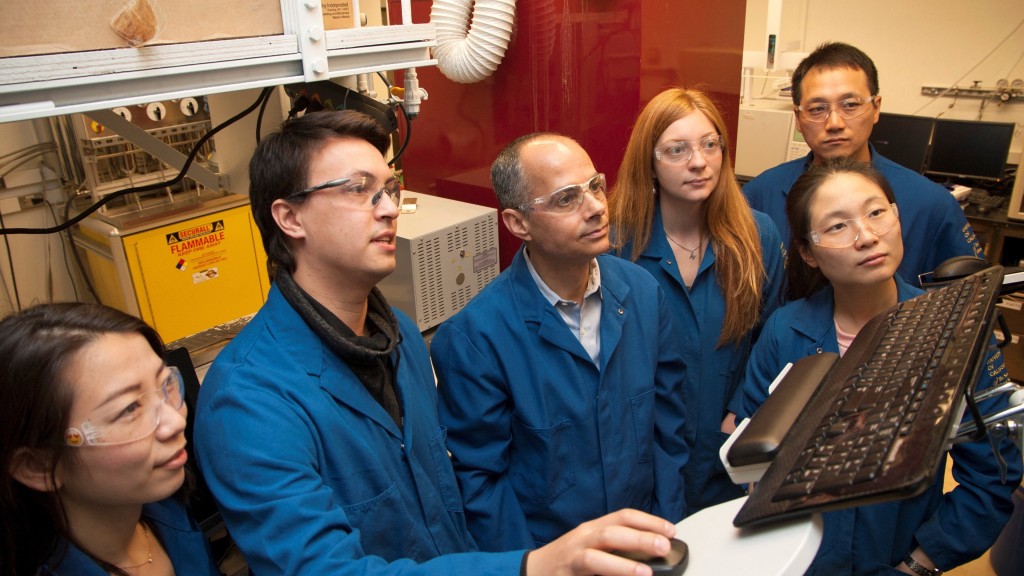 亚吉和他的学生。 美联社 亚吉和他的学生。 美联社