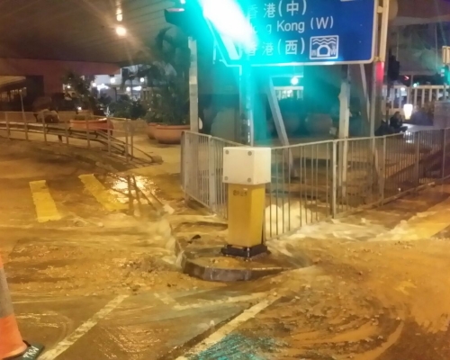 窩打老道太子道西交界爆水管。