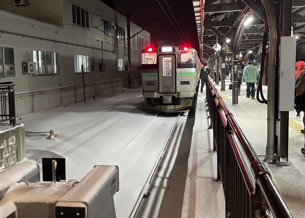 小樽車站有積雪，路軌與月台分界消失。 X@makorin317