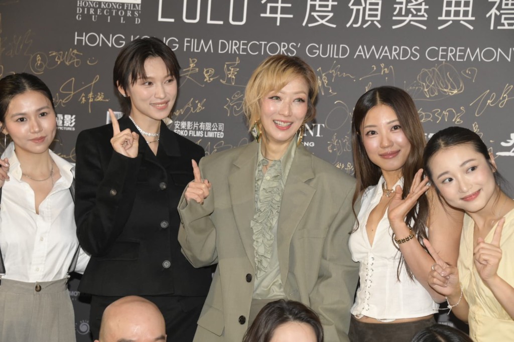 郑秀文称不会因为演唱会节食而缺席电影庆功宴,指庆功宴不是在乎“食”,而是在乎“聚”。 郑秀文称不会因为演唱会节食而缺席电影庆功宴,指庆功宴不是在乎“食”,而是在乎“聚”。