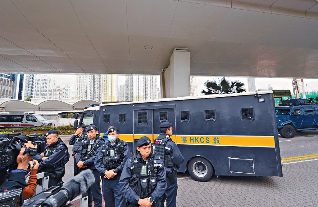 中午時囚車離開法院,警員在場戒備。