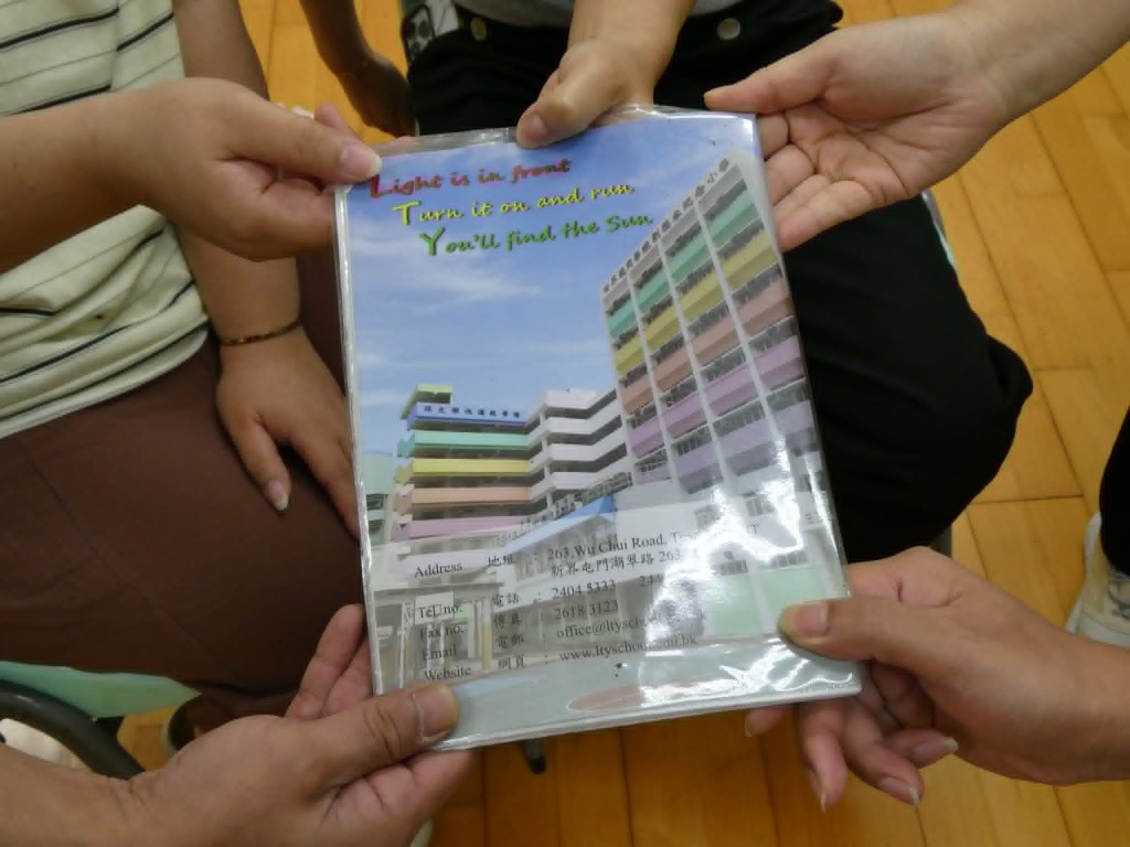 一眾劉德容紀念小學的特教生家長期望,縱然學校合併,仍能保留共融教育的教學特色,期望盡快交代具體安排。 歐文瀚攝 一眾劉德容紀念小學的特教生家長期望,縱然學校合併,仍能保留共融教育的教學特色,期望盡快交代具體安排。 歐文瀚攝